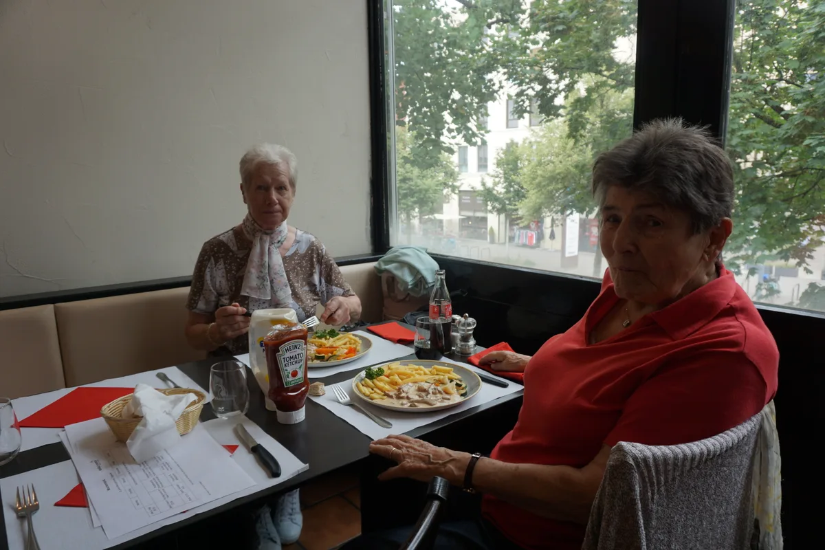 Zwei Frauen am Tisch